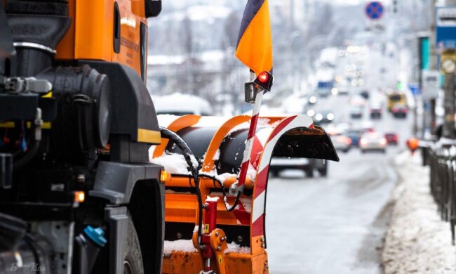 Київ у полоні снігу та морозів: понад 4 000 комунальників розчищають місто — КМДА