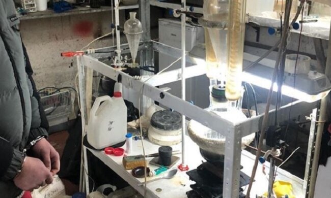 В одному з сіл під Києвом викрили потужну нарколабораторію