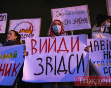 У Києві мітингувальники закидали Офіс президента монетами