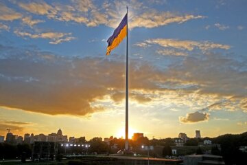Головний прапор країни в Києві знімуть через планове техобслуговування флагштока
