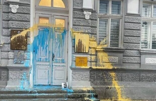В Криму партизани розфарбували будівлю адміністрації Євпаторії в синьо-жовті кольори