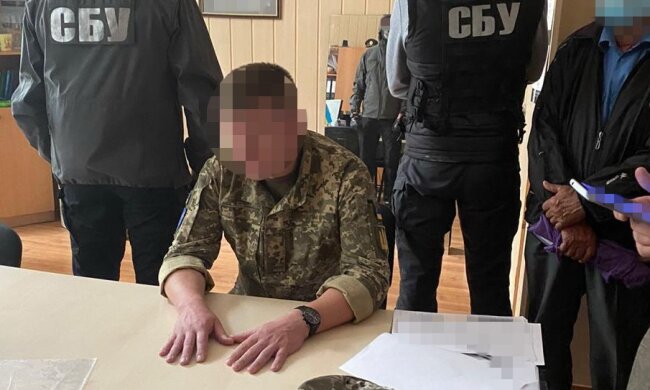 5 тисяч доларів за вступ: високопосадовця ліцею Богуна затримали на хабарі (фото, відео)