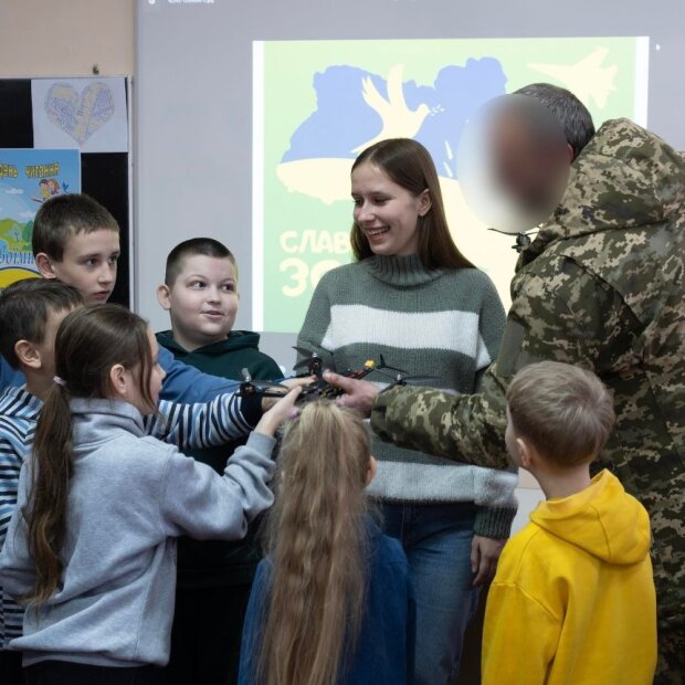 Навчальні заклади Бучанської громади передали 5 дронів військовим ЗСУ