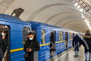 НП в метро Києва: подробиці падіння дівчини на рейки. Відео