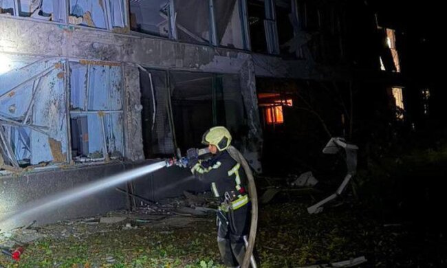 Нічна атака на Київ: 16 постраждалих, руйнування та перебої з водою