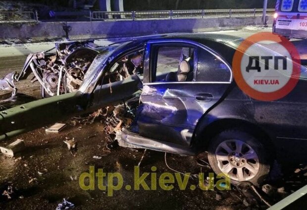 У Києві BMW напоровся на відбійник: водій загинув, пасажиру відірвало кінцівки