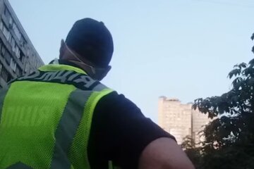 У Києві копи врятували жінку, яка намагалася викинутися з вікна (відео)