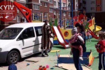 В Києві водій припаркувався на дитячому майданчику, на якому гралась малеча
