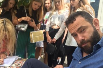 “Нижче 175 см не турбувати”: “слуга народу” козирнув чергою помічниць
