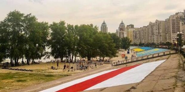 На Оболонській набережній намалювали величезний прапор Білорусі (фото)
