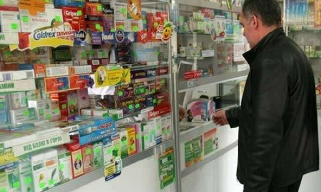 Мовний скандал у столиці: аптекар відмовився обслуговувати клієнта українською