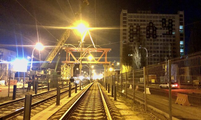 Як ремонтують пішохідний міст над проспектом Гузара (відео)