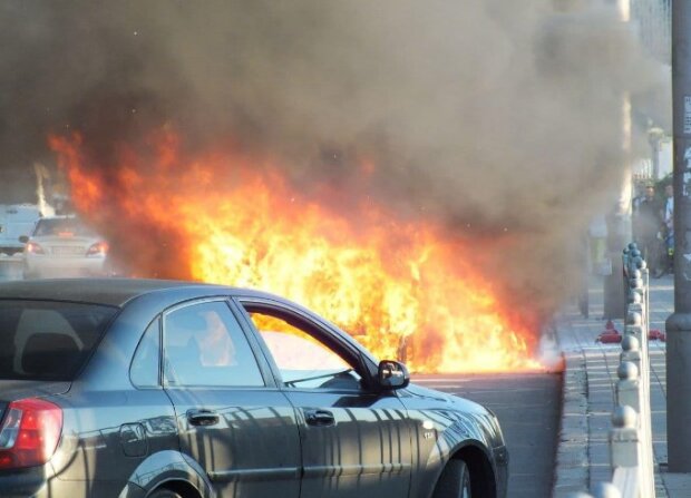 У Києві одночасно підпалили кілька автівок поблизу будинку та на дорозі