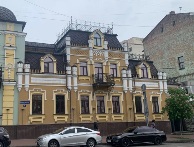 Забудовники Києва через "ручних" чиновників намагаються позбавити ще одну історичну будівлю охоронного статусу