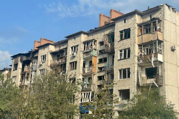Вночі РФ вдарила ракетами по житлових будинках і школі в Слов’янську: є загиблі та поранені