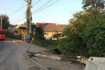В Чернівцях поліцейський не встиг загальмувати і “припаркував” автівку на паркан (фото)