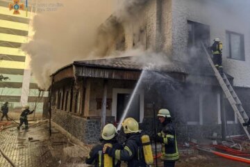 На Воскресенці спалахнув 3-поверховий ресторан