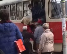 Пристрасті через маску: у Києві дівчину виштовхували з трамвая (відео)