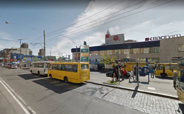 Через неправильно припарковане авто затримується рух тролейбусів біля "Лук'янівської"