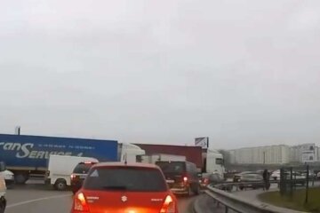 Рух на Кільцевій паралізовано: сталося одразу три аварії (відео)