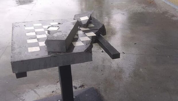 Знов вандали: в парку Лебедине розгромили бетонні столи для гри в шахи (фото)