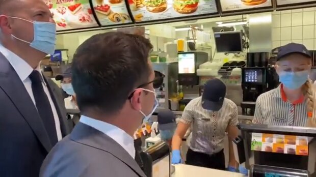 Зголоднів: Зеленський у Дніпрі пообідав у McDonald’s (відео)