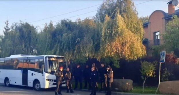 Акція під будинком Порошенка в Козині: вночі сталося кілька сутичок, на місці чергує поліція
