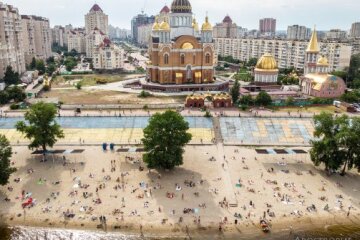 Смажаться на сонці біля церкви: як загоряють у Києві