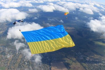 В небі під Києвом розгорнули найбільший прапор України