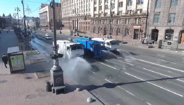 До боротьби із COVID-19 залучили Нацгвардію: вулиці Києва дезінфікують з водометів