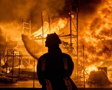 Місто у вогні: окупанти завдали масованих ударів уночі по Херсону (відео)