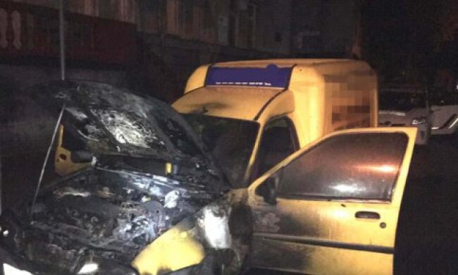 У Рівному підпалили агітаційне авто нардепа