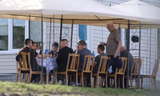 Група депутатів ініціювала звільнення чиновників КМДА після алкогольної вечірки у День жалоби