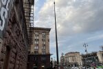 У Києві біля Київради зняли з флагштоку прапор столиці - його пошкодив ураганний вітер