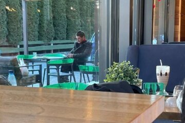 Під час війни голова Деснянської РДА попиває латте в Закарпатській області