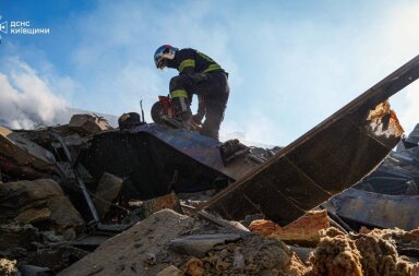 Трагедія в Яготині: рятувальники п’яту добу борються з вогнем на складах під завалами