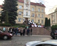 У Луцьку мітингують проти лікування хворих на ковід в пологовому будинку
