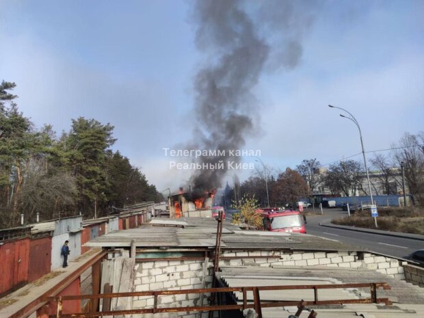 Пожежники чекали 20 хвилин на воду: у Києві спалахнула серйозна пожежа (відео)