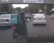 У Києві водій скутера врятував кошеня, яке повзало на жвавій трасі (відео)