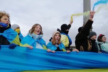 На мосту Патона утворили живий ланцюг та розгорнули 30-метровий прапор до Дня Соборності (відео)