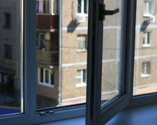 Житель Дніпровського району розбився при падінні з вікна