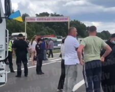 Трасу Київ-Одеса перекрили мітингувальники: утворився величезний затор (відео)