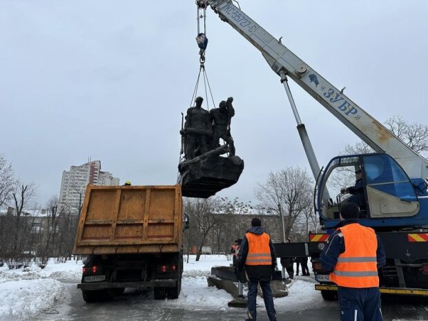 У Києві демонтували пам'ятник радянської доби «Таращанець»