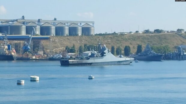 Російський корабель «Василий Быков» зайшов у Севастопольську бухту з обпаленим бортом