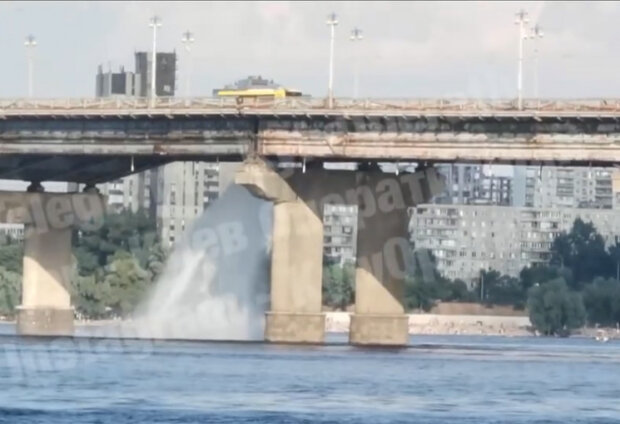 Трубу прорвало: На мосту Патона утворився водоспад (відео)