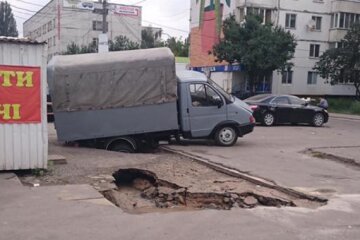 У Києві на Подолі вантажівка провалилась під асфальт