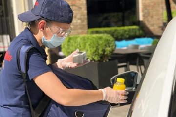 Обід не виходячи з автівки: водіям у заторах почали продавати їжу