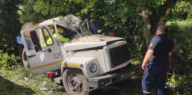 На Київщині водій вантажівки злетів з дороги та врізався у дерево — його довелось витягати рятувальникам