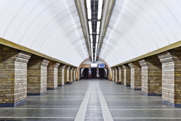 В мережі розгорається “битва за шрифти нового напису” на одній з перейменованих станцій метро — Звіринецька (відео, опитування)