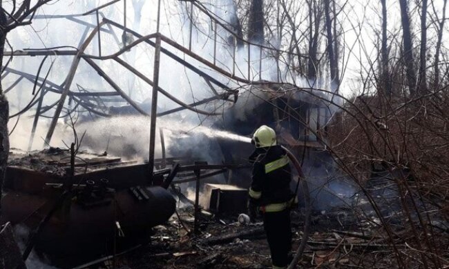 У Києві загорілися плавучі дачі